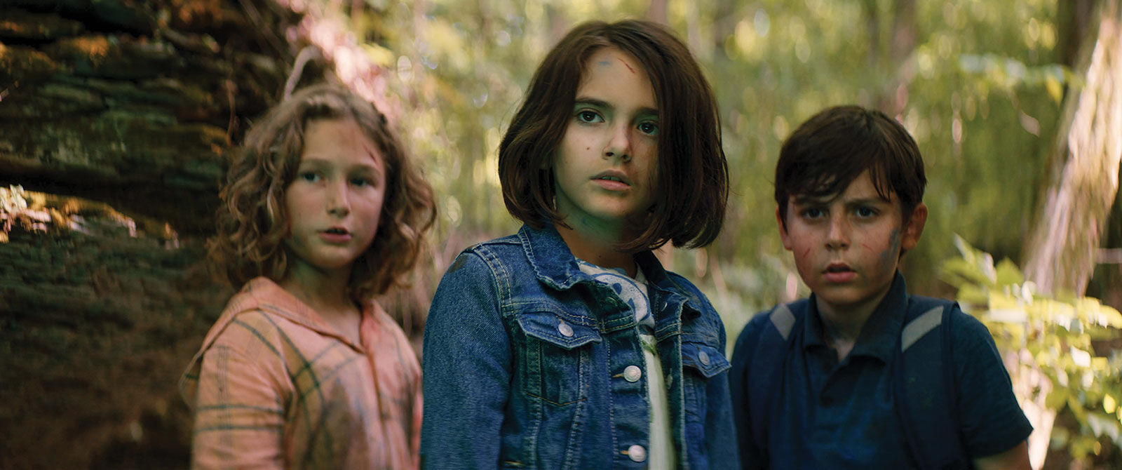 Tres niños de la película 'Sketch' miran algo fuera de cuadro sin incredulidad